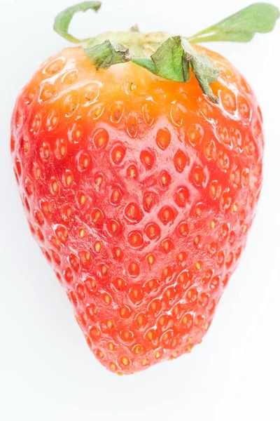 Vue rapprochée de fraise rouge mûre entière sur fond blanc — Photo de stock