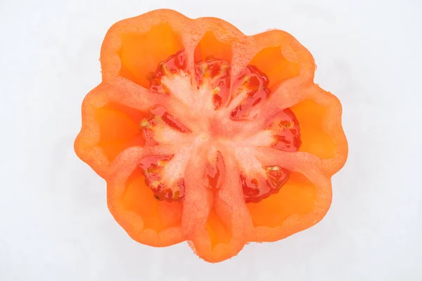 Vue du dessus de la tomate mûre rouge à moitié isolée sur blanc — Photo de stock