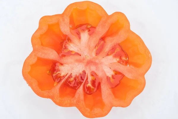 Vue du dessus de la tomate fraîche mûre rouge à moitié isolée sur blanc — Photo de stock