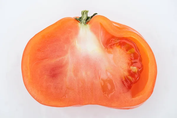 Vista superior de la mitad de tomate rojo maduro con semillas aisladas en blanco - foto de stock