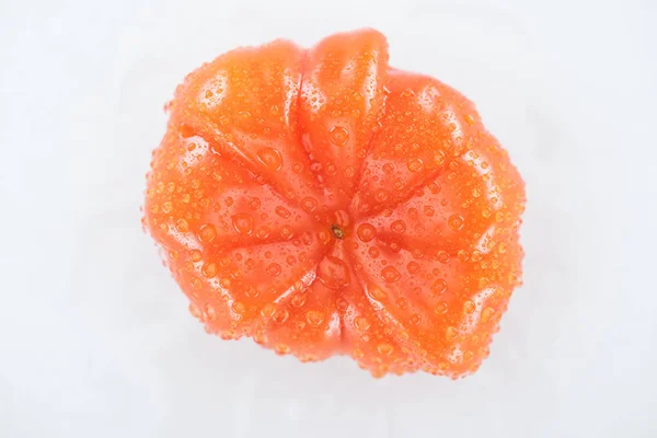 Vista superior de tomate vermelho maduro com gotas de água isoladas em branco — Fotografia de Stock