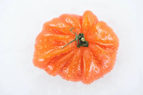 Vista superior de tomate vermelho inteiro com gotas de água isoladas em branco — Fotografia de Stock