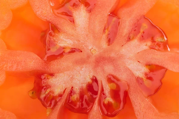 Nahaufnahme der roten reifen frischen Tomatenhälfte mit Samen — Stockfoto