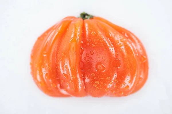 Vue de dessus de tomate mûre rouge humide avec des gouttes isolées sur blanc — Photo de stock