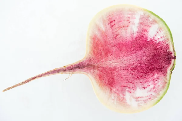 Vista superior de corte roxo cru melancia fresca rabanete metade no fundo branco — Fotografia de Stock