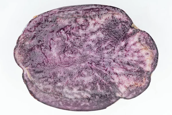Vista de cerca del rábano púrpura cortado aislado en blanco - foto de stock