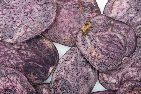 Vista dall'alto di tagliare fette di ravanello viola fresco in pila — Foto stock