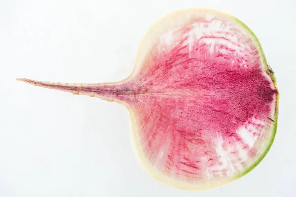Vista superior de corte de rabanete de melancia fresca roxo cru no fundo branco — Fotografia de Stock