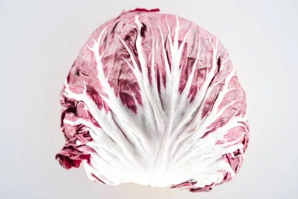 Draufsicht auf frischen ganzen Rotkohl isoliert auf Weißkohl — Stockfoto