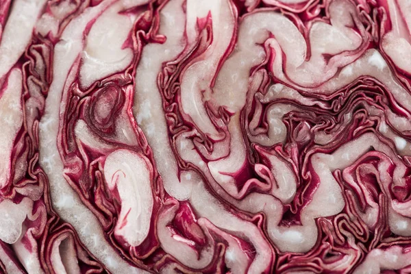 Nahaufnahme von frisch bunt geschnittenem, strukturiertem Rotkohl — Stock Photo