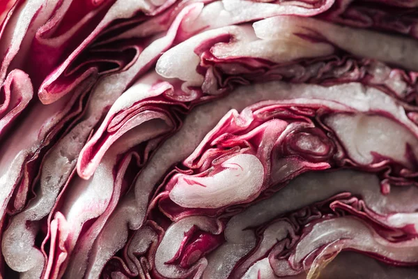 Vue rapprochée du chou rouge coupé frais et texturé — Photo de stock