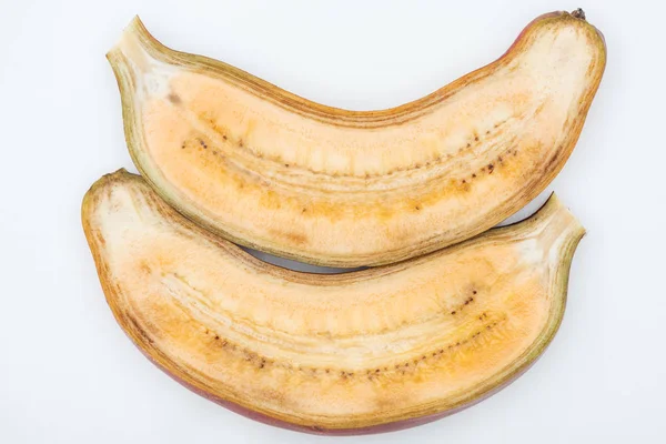 Vista da vicino di maturi esotici gustosi banane metà isolato su bianco — Foto stock