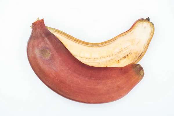 Vista superior de mitades de plátano rojo aisladas en blanco - foto de stock