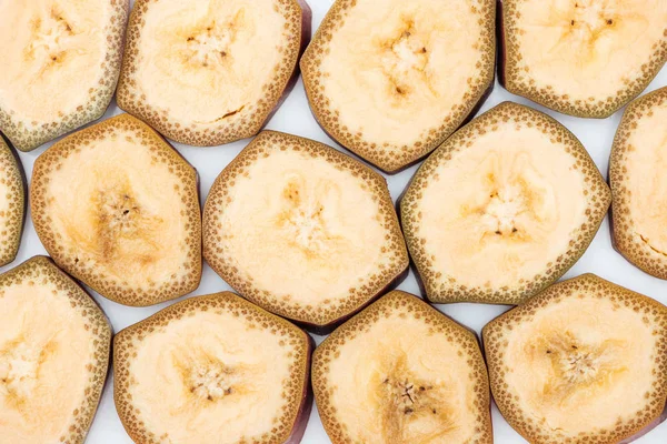 Vista superior de las deliciosas rodajas de plátano exóticas maduras - foto de stock