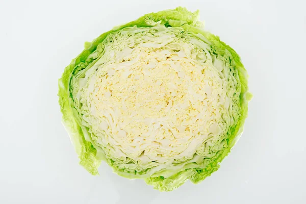 Вид зверху на зелену свіжу органічну капусту наполовину ізольовано на білому — стокове фото