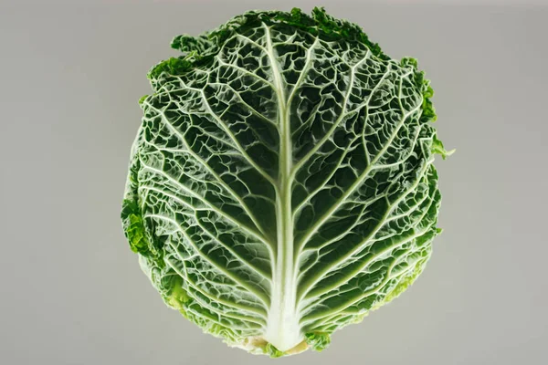 Вид зверху на зелену органічну цілу капусту ізольовано на сірому — стокове фото