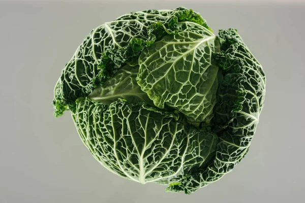 Vue de dessus du chou entier bio frais vert avec des feuilles isolées sur gris — Photo de stock