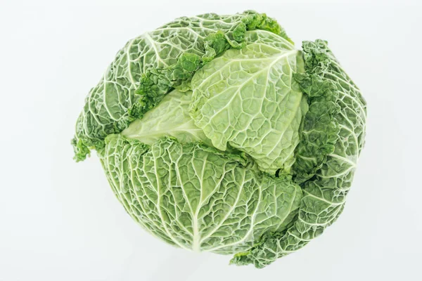 Вид зверху на зелену текстуровану органічну цілу капусту ізольовано на білому — стокове фото