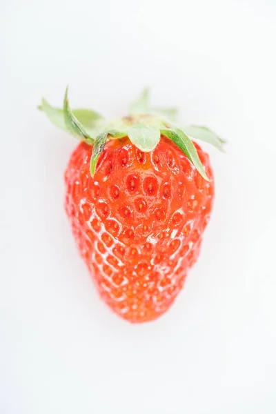 Draufsicht auf frische ganz reife rote Erdbeere auf weißem Hintergrund — Stockfoto