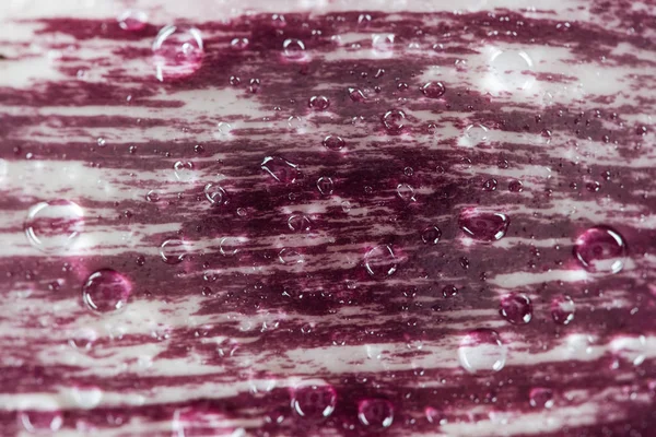 Nahaufnahme von Rotkohlblatt mit Wassertropfen — Stockfoto