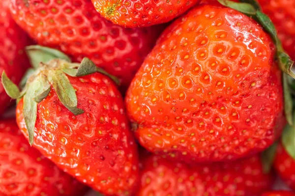 Vista de cerca de fresas rojas maduras enteras frescas en la pila - foto de stock