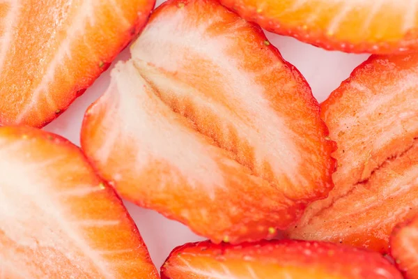 Vue rapprochée des fraises rouges fraîches coupées et mûres en tas — Photo de stock