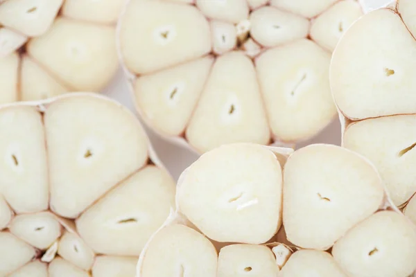 Vista dall'alto di spicchi d'aglio tagliati bianchi piccanti — Foto stock