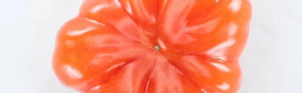Панорамный снимок целого красного спелого помидора, изолированного на белом — стоковое фото