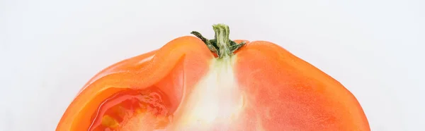 Plan panoramique de tomate mûre à moitié isolée sur blanc — Photo de stock