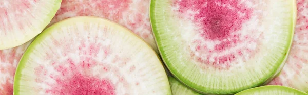 Panoramablick auf geschnittene frische Wassermelonen-Rettichscheiben — Stockfoto