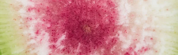 Tiro panorâmico de fatia de rabanete de melancia fresca cru roxo — Fotografia de Stock