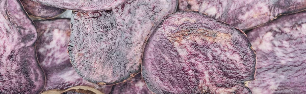 Colpo panoramico di taglio fette di ravanello viola fresco in pila — Foto stock