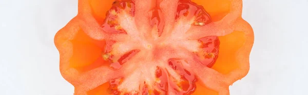 Vista superior de tomate rojo maduro medio aislado en blanco, plano panorámico - foto de stock