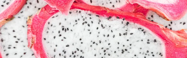 Plano panorámico de rodajas de frutas de dragón maduras exóticas - foto de stock