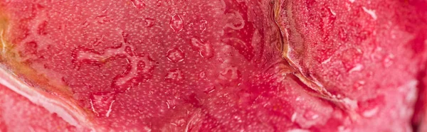 Plano panorámico de húmedo exótico maduro dragón fruta rosa cáscara - foto de stock