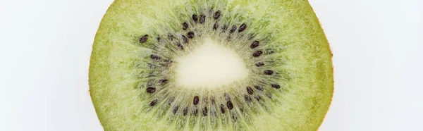 Vista de perto de corte kiwi verde nutritivo fresco com sementes isoladas em branco, tiro panorâmico — Fotografia de Stock