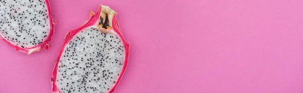 Colpo panoramico di frutta tropicale drago maturo metà su sfondo rosa con spazio copia — Foto stock