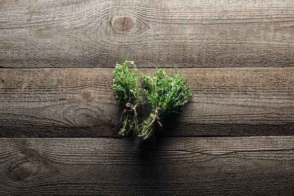 Ansicht von grünem Thymian auf verwittertem Holztisch — Stockfoto