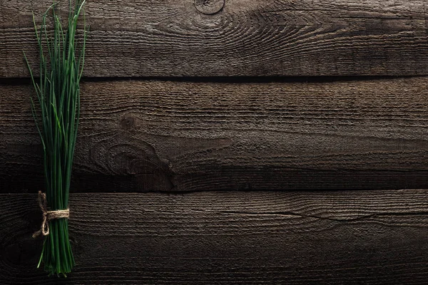 Vista superior da cebola verde na tabela weathered de madeira com espaço de cópia — Fotografia de Stock