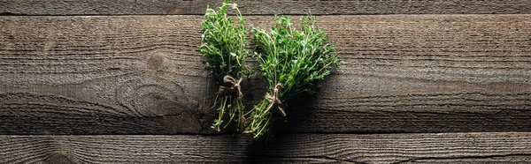 Vue du dessus du thym vert sur une table rustique brun bois, panoramique — Photo de stock