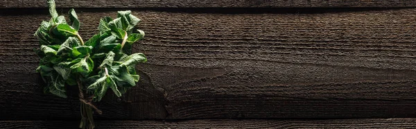 Панорамный снимок зеленой свежей мяты на деревянном деревенском столе — стоковое фото