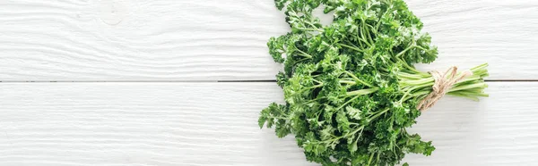 Vista superior da salsa verde na mesa de madeira branca, tiro panorâmico — Fotografia de Stock