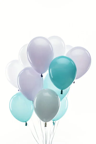 Festliche blaue, lila und weiße Luftballons auf weißem Grund — Stockfoto
