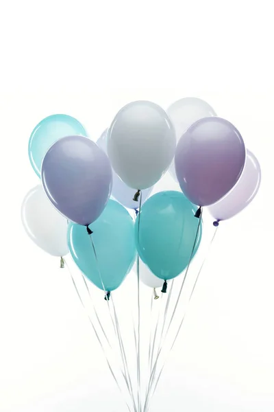 Globos azules, morados y blancos decorativos festivos aislados en blanco - foto de stock