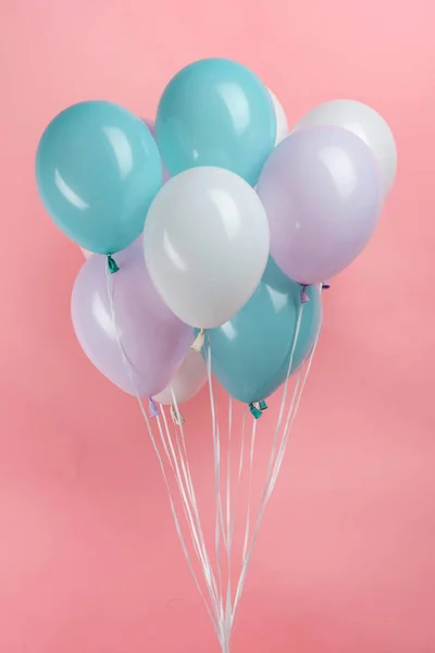 Ballons de fête blancs, bleus et violets sur fond rose — Stock Photo