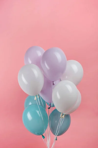 Palloncini festivi bianchi, blu e viola su sfondo rosa — Foto stock