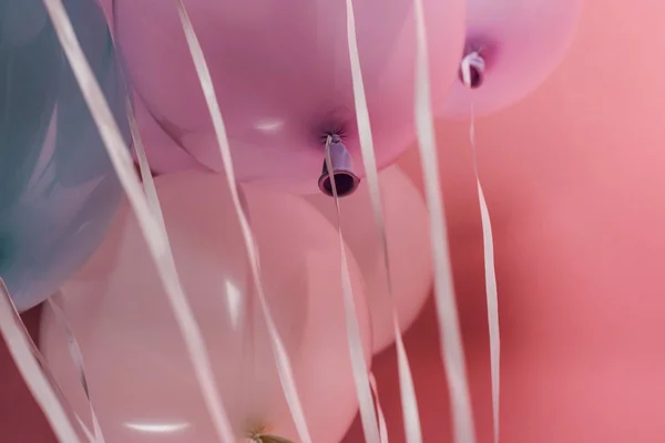 Nahaufnahme blauer, weißer und lila Luftballons — Stockfoto