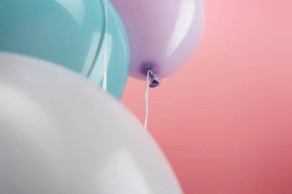 Vue rapprochée de ballons décoratifs colorés sur fond rose — Photo de stock