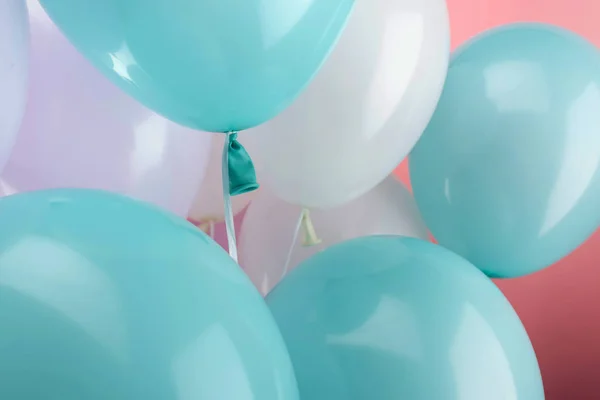 Vue rapprochée des ballons décoratifs de fête sur fond rose — Photo de stock