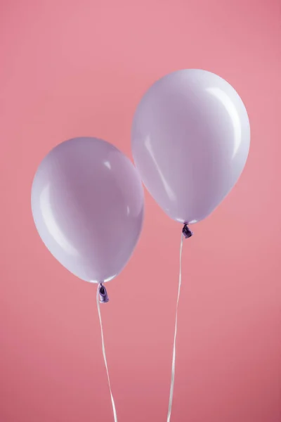 Lila dekorative bunte Luftballons auf rosa Hintergrund — Stockfoto